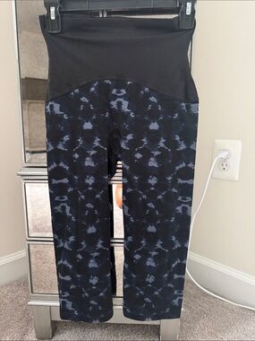 SPANX Cropped Blue, Black, Gray High-Waist Leggings with Abstract Pattern